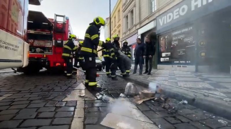 Kouř z požáru poškodil v pražském obchodě elektroniku, škoda v milionech